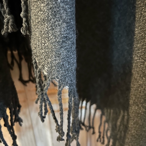 H&M Dark Gray Poncho with Fringe. One Size - Picture 3 of 7